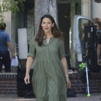 jennifer-garner-in-olive-green-dress-while-filming-in-pacific-palisades