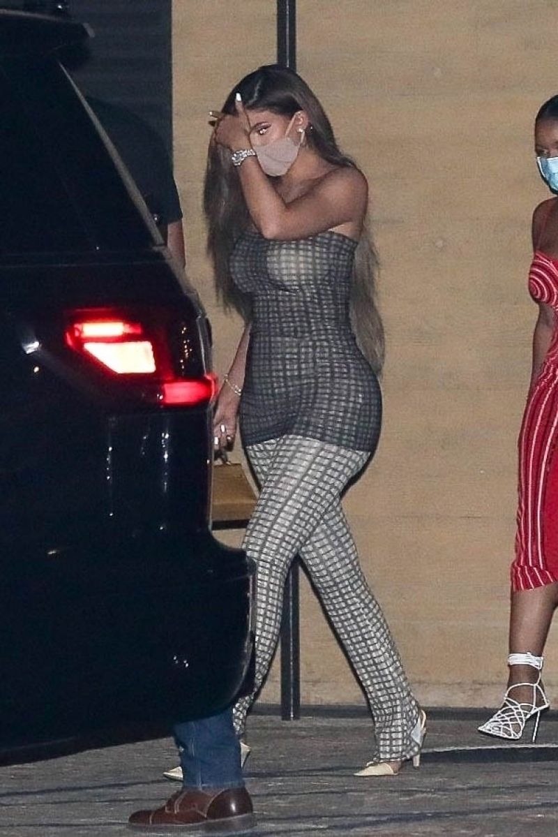 kylie-jenner-in-charlotte-knowles-arrives-for-dinner-at-nobu-in-malibu-08-15-2020