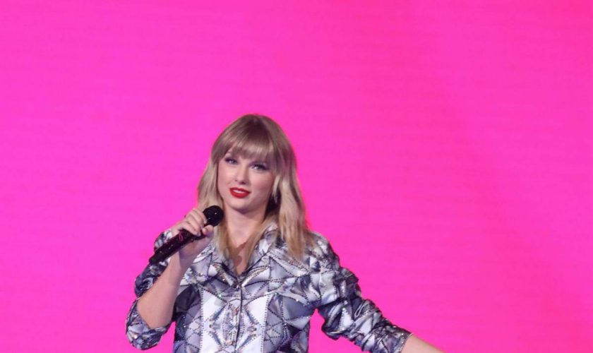 taylor-swift-tells-fans-to-vote-early-because-trump-opposes-mail-in-voting