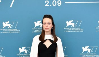 stacy-martin-in-louis-vuitton-amants-2020-venice-film-festival-photocall
