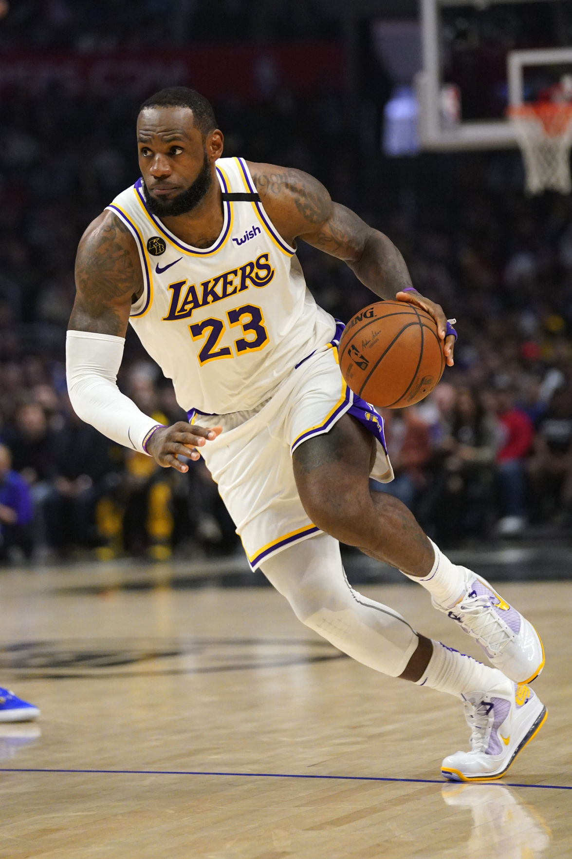 lebron-james-recruits-10000-poll-volunteers-to-help-in-black-districts