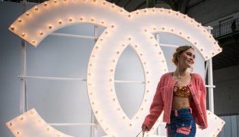 lily-rose-depp-in-chanel-chanel-spring-summer-2021-ready-to-wear-fashion-show-in-paris