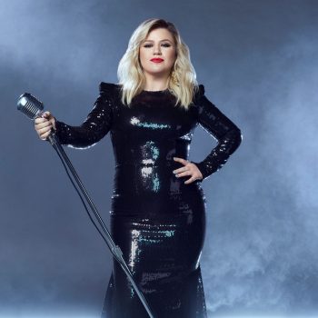 kelly-clarkson-in-black-dress-hosting-the-2020-billboard-music-awards