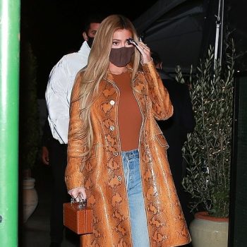 kylie-jenner-in-snakeskin-jacket-out-for-dinner-with-friends-in-santa-monica