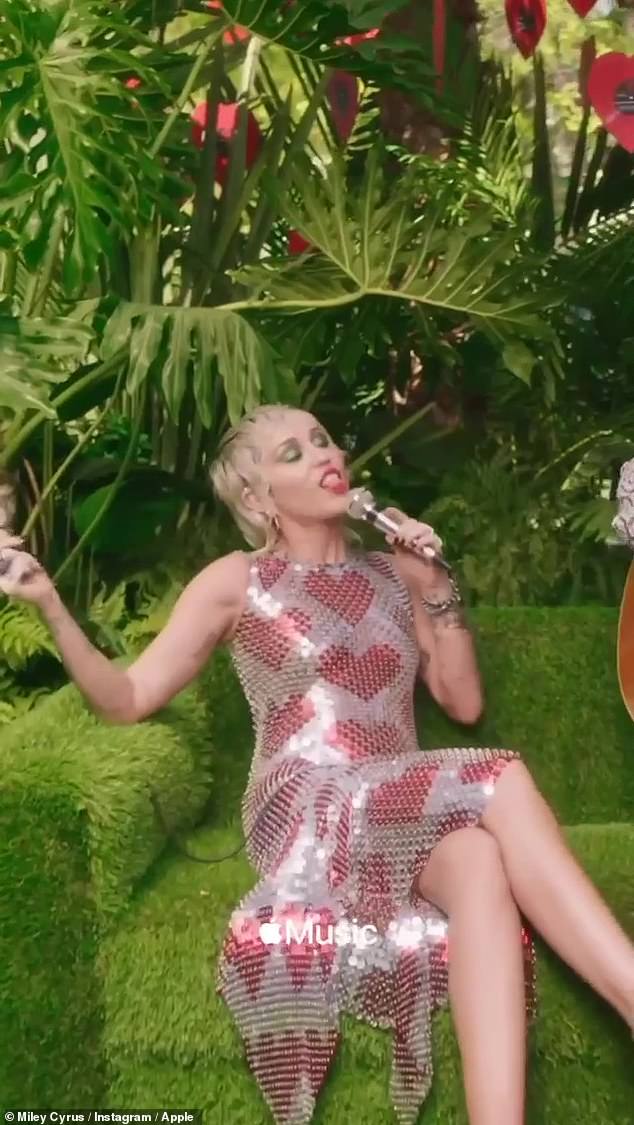 miley-cyrus-wore-paco-rabanne-for-apple-musics-backyard-sessions
