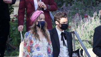 olivia-wilde-harry-styles-wear-masks-by-the-vampires-wifewhile-holding-hands