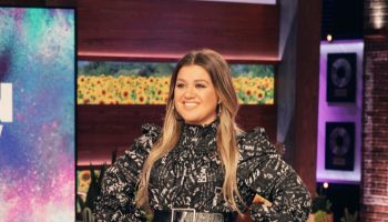 kelly-clarkson-wore-cinq-a-sept-dress-the-kelly-clarkson-show-may-13-2021