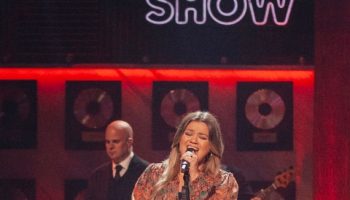 kelly-clarkson-wore-a-l-c-floral-dress-the-kelly-clarkson-show
