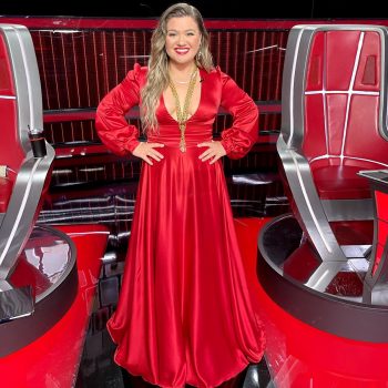 kelly-clarkson-wore-dolce-gabbana-dress-the-voice-finale