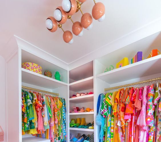 sizzlerz-closet-how-to-organize-your-closet-by-color-to-help-every-day-be-bright