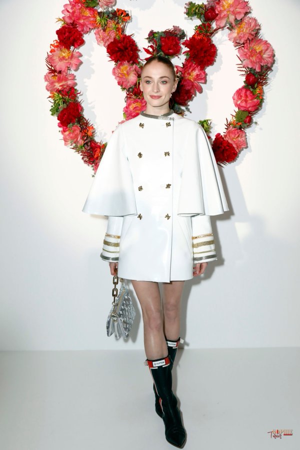Le pantofole Louis Vuitton di Sophie Turner