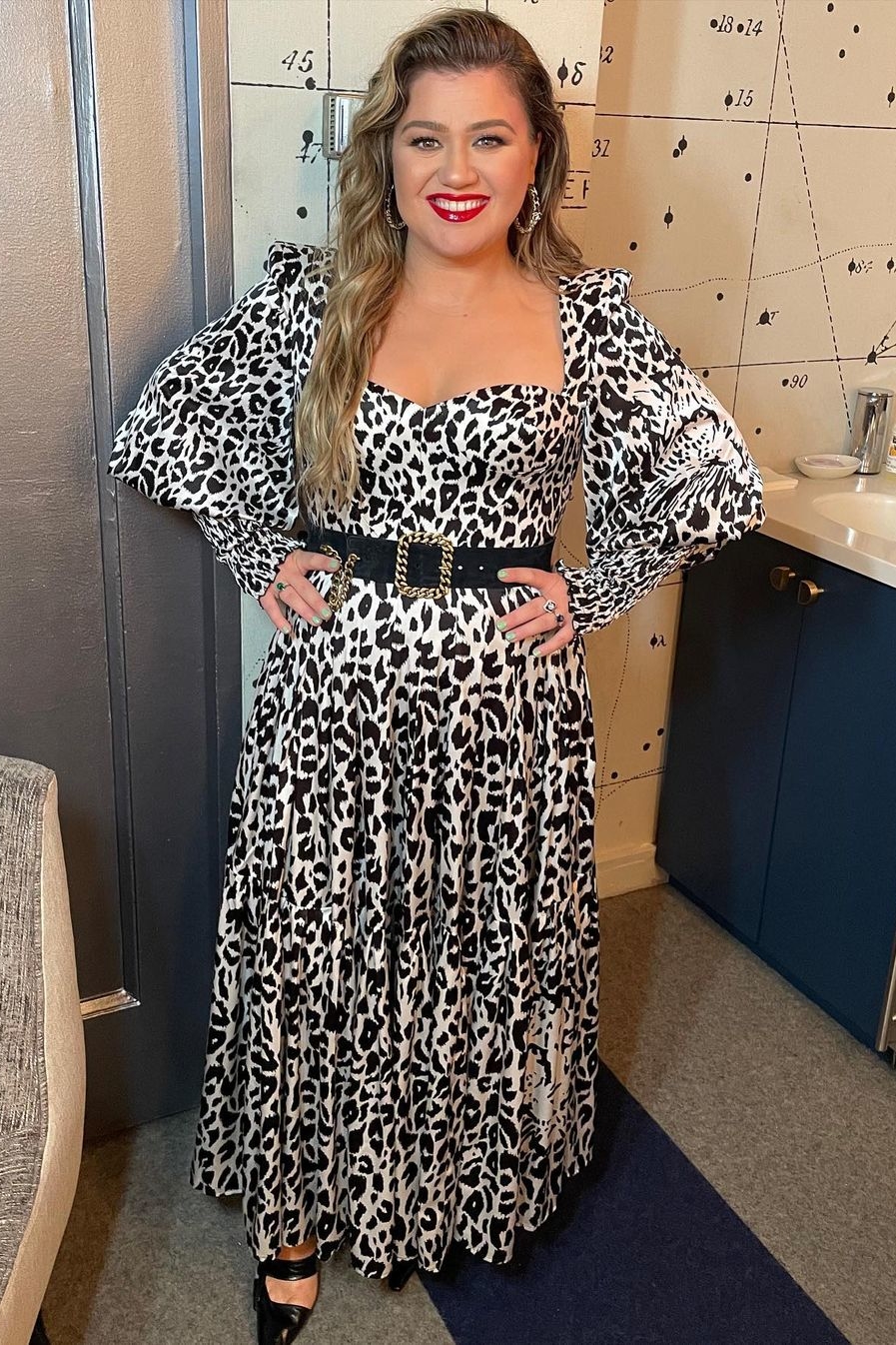 kelly-clarkson-wears-alex-perry-the-tonight-show-starring-jimmy-fallon-august-24-2021