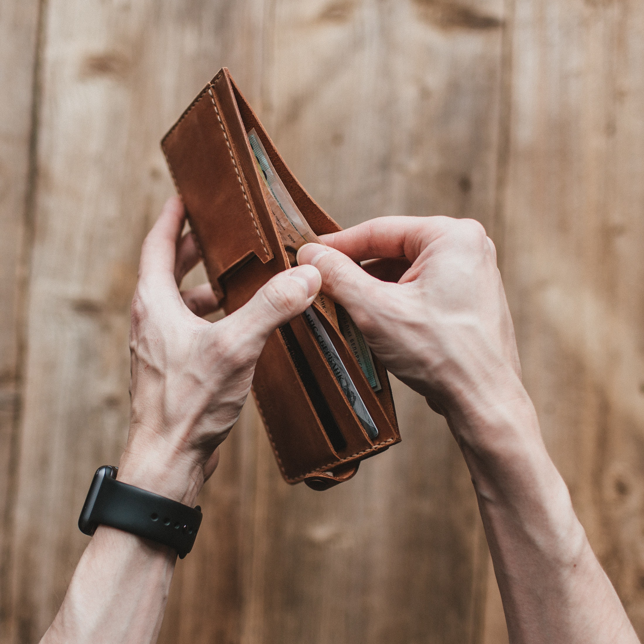 5 Tips for Choosing the Right Minimalist Wallet for Men