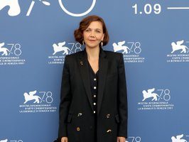 maggie-gyllenhaal-wore-aschiaparelli-the-lost-daughter-2021-venice-film-festival-photocall