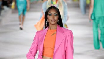 naomi-campbell-returns-to-the-catwalk-for-versace-show-4-months-after-daughters-birth