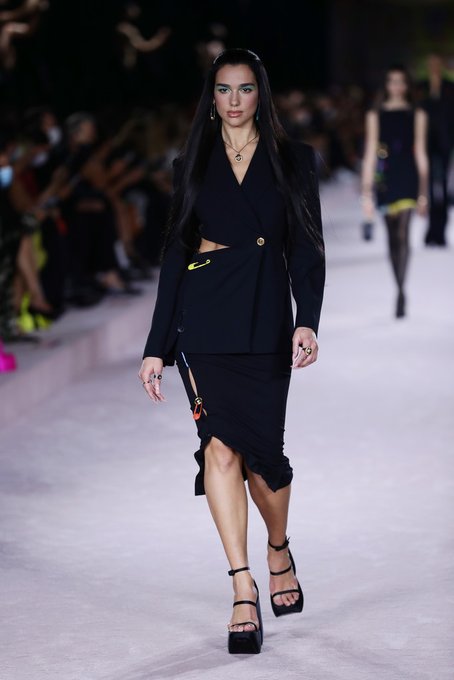 dua-lipa-walking-the-runway-versace-fashion-milan-fashion-week-spring-summer-2022