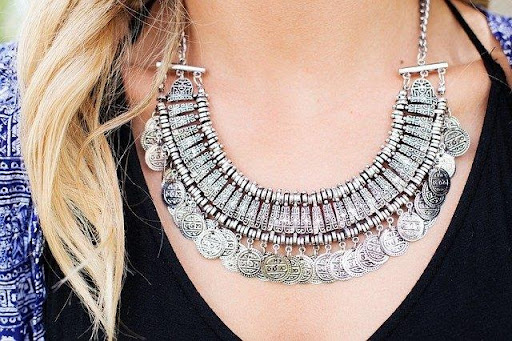 how-to-use-jewelry-to-improve-your-outfit