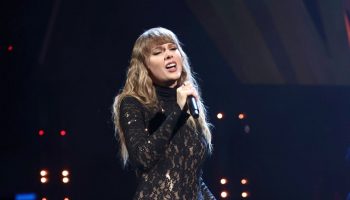 taylor-swift-performed-in-lace-bodysuit-roll-hall-of-fame-induction