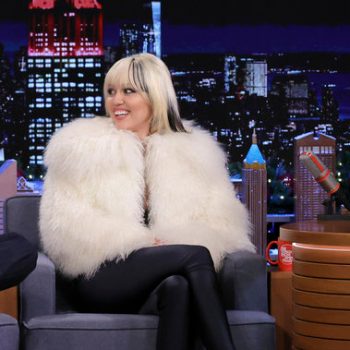 miley-cyrus-wears-white-vintage-coat-the-tonight-show-starring-jimmy-fallon