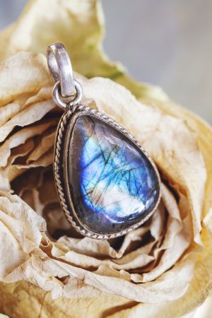 what-is-labradorite-and-how-to-wear-it