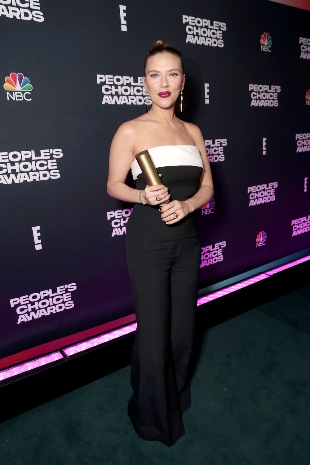 scarlett-johansson-wore-gabriela-hearst-jumpsuit-the-2021-e-peoples-choice-awards-in-california
