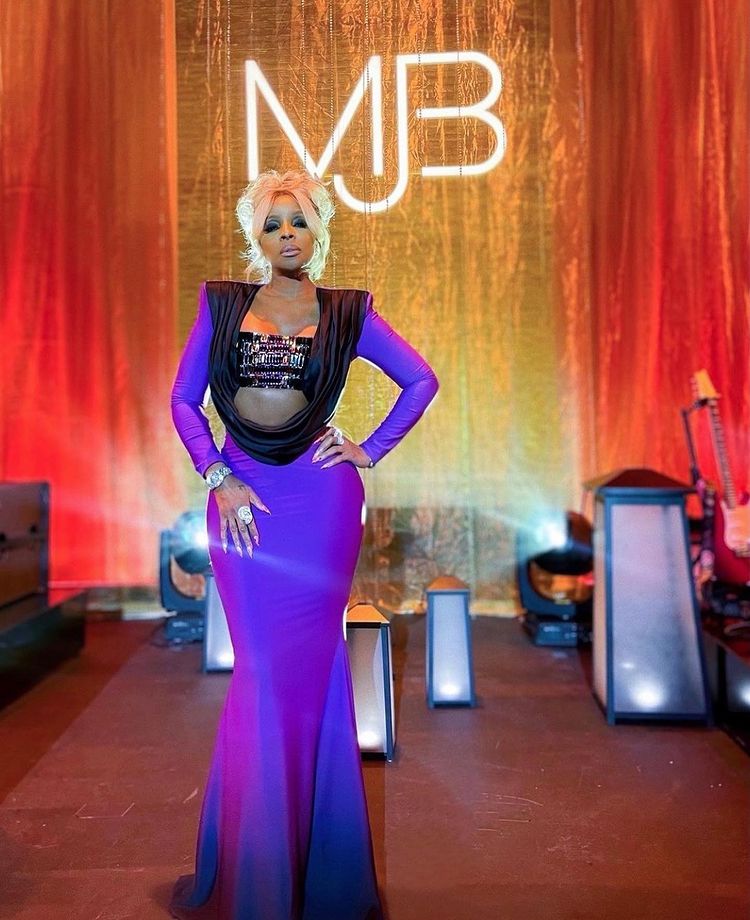 Mary J Blige Performed wearing a purple Tony Ward Couture gown @  2022 NAACP Image Awards