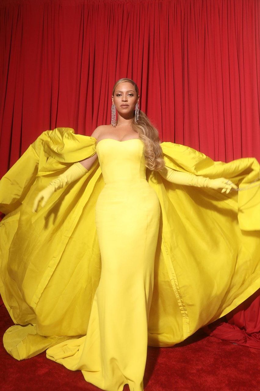 beyonce-wears-valentino-couture-gown-2022-oscars
