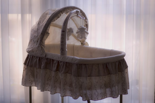cradle-or-bassinet-decide-which-one-to-choose-for-your-baby