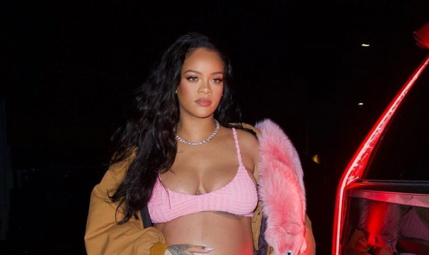 pregnant-rihanna-wears-pink-vetements-design-out-in-los-angeles