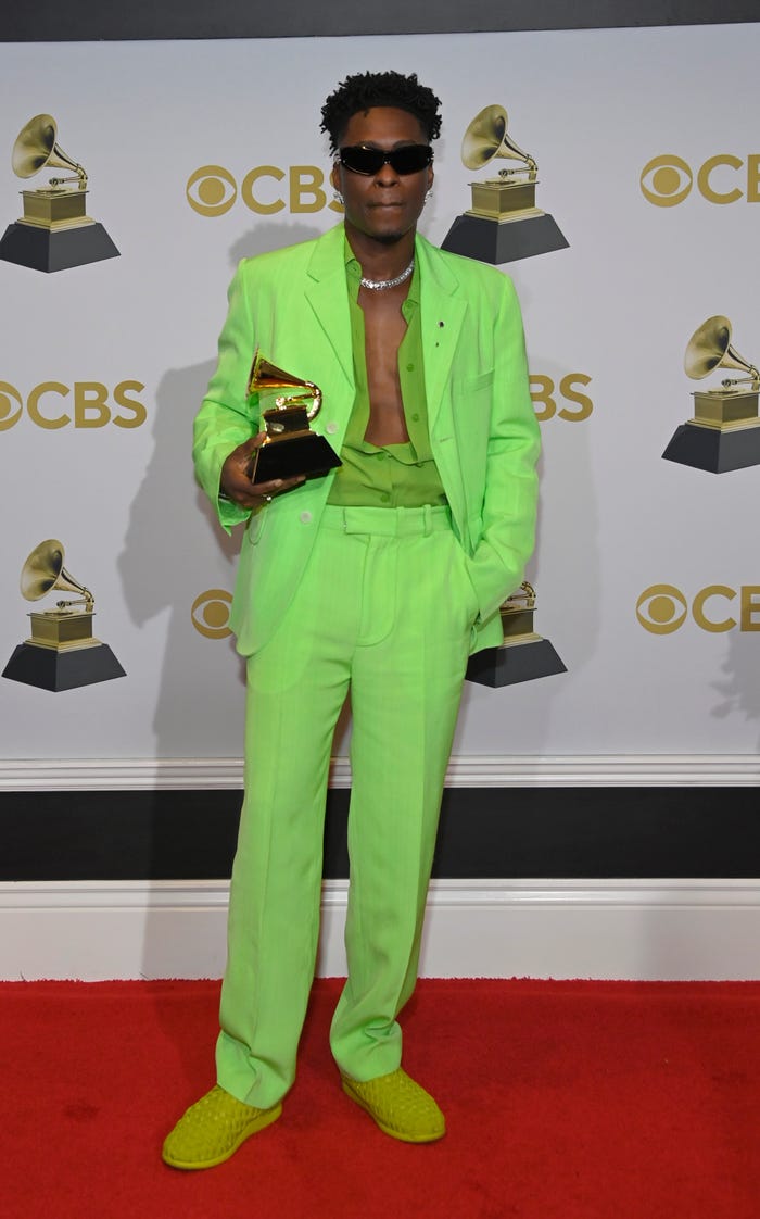lucky-daye-wore-mint-green-suit-2022-l-grammy-awards