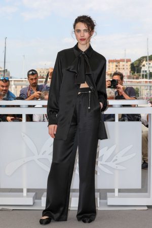 margaret-qualley-wore-chanel-stars-at-noon-cannes-photocall