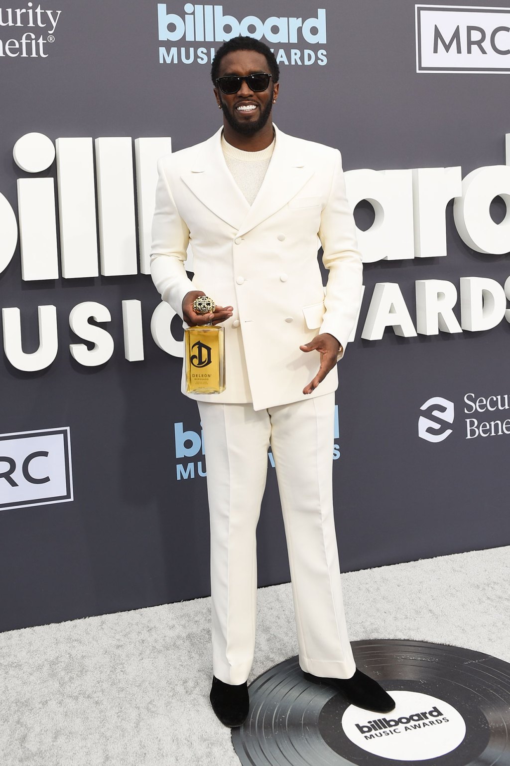 diddy-wears-white-jacob-lee-suit-2022-billboard-music-awards