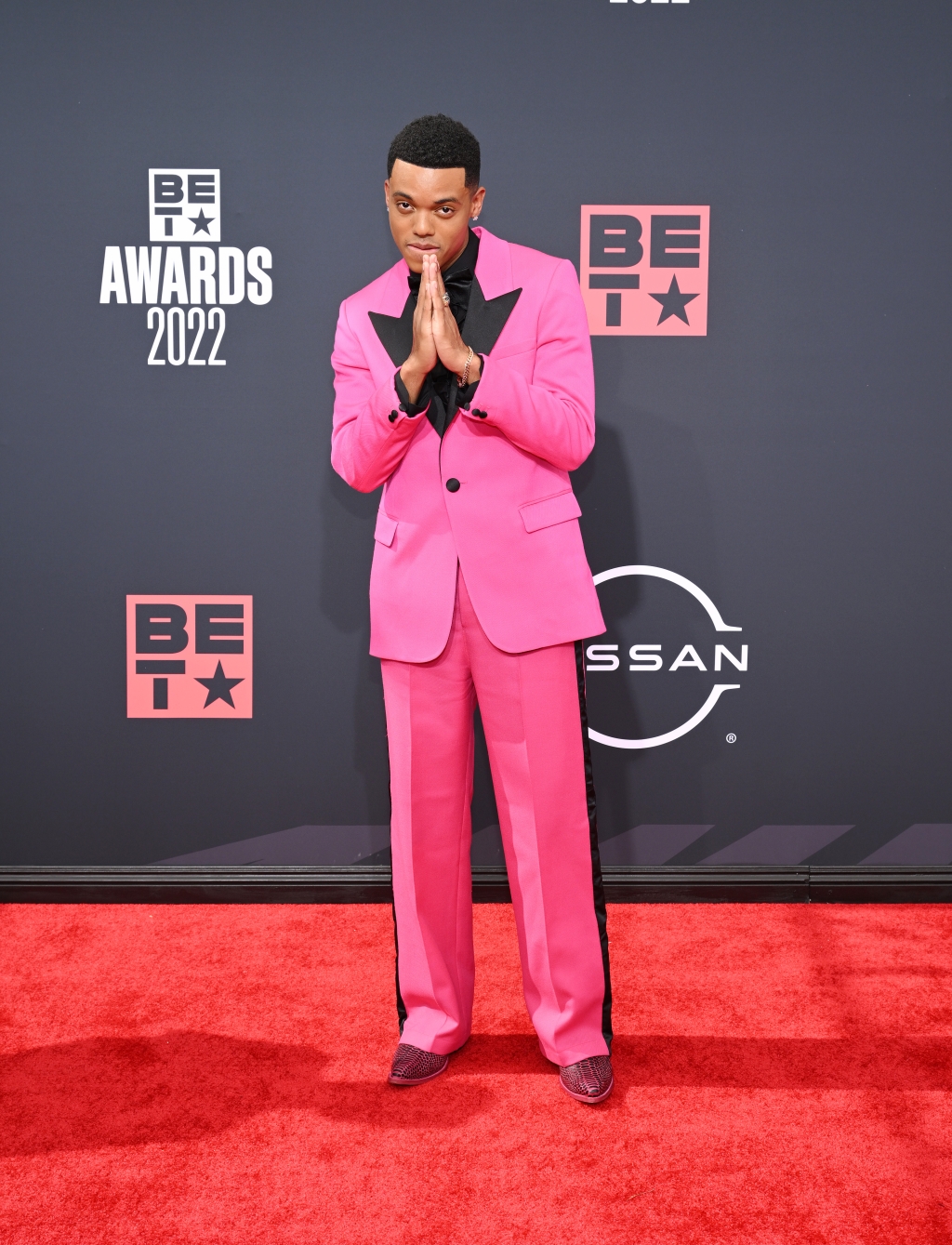 jabari-banks-wears-hot-pink-suit-2022-bet-awards