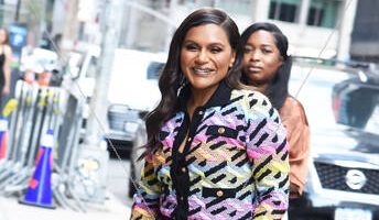mindy-kaling-wears-versace-late-show-with-stephen-colbert-show