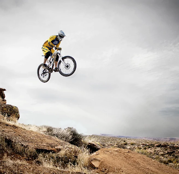 fancy-gadgets-that-are-important-to-have-when-youre-mountain-biking