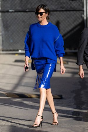 charlize-theron-wears-vibrant-blue-tom-ford-design-jimmy-kimmel-live-in-hollywood