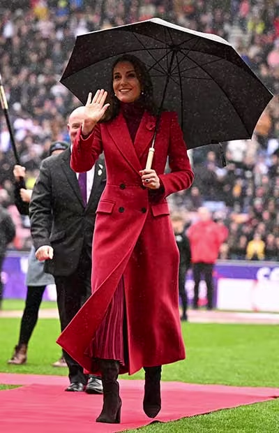 kate-middleton-wore-red-alexander-mcqueen-coat-the-england-rugby-league-world-cup-2021-quarter-final-match
