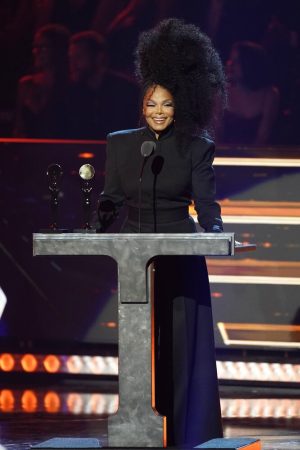 janet-jackson-rocks-hairstyle-from-her-control-album-cover-at-the-rock-and-roll-hall-of-fame-induction-ceremony