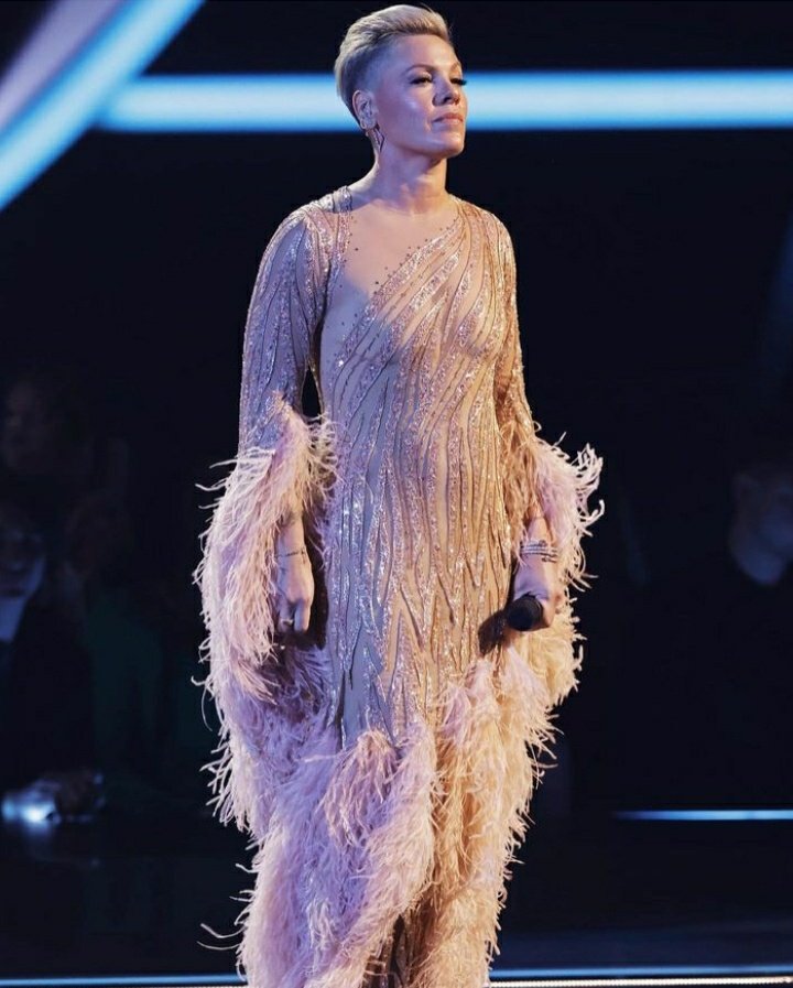 cher-gifted-bob-mackie-dress-to-pink-to-perform-an-olivia-newton-john-tribute-at-the-amas