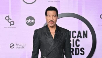 lionel-richie-accepts-icon-award-at-2022-american-music-awards