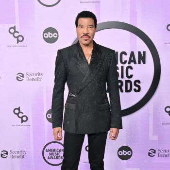 lionel-richie-accepts-icon-award-at-2022-american-music-awards