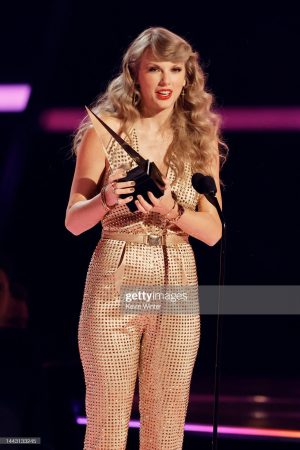 taylor-swift-wearing-jewelry-by-nouvel-heritage-2022-american-music-awards