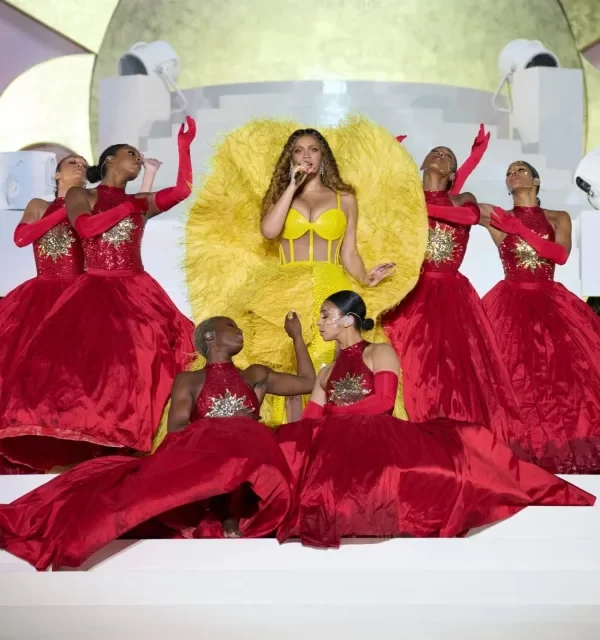 Beyoncé & daughter Blue Ivy Carter perform onstage headlining the grand reveal of Atlantis The Royal  in Dubai