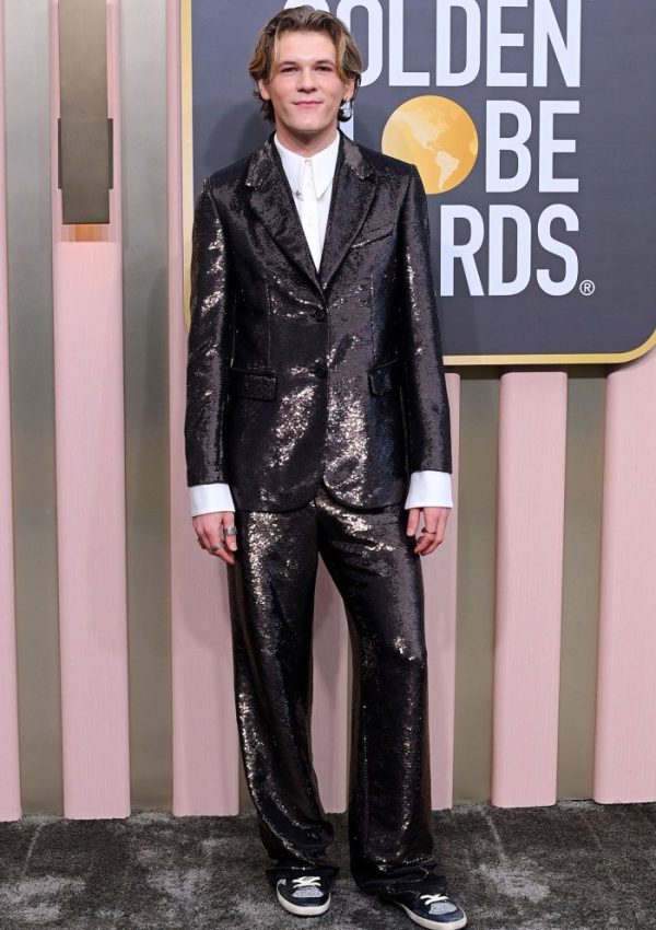 Davis Burleson wore a   sequined suit  @ Golden Globes 2023