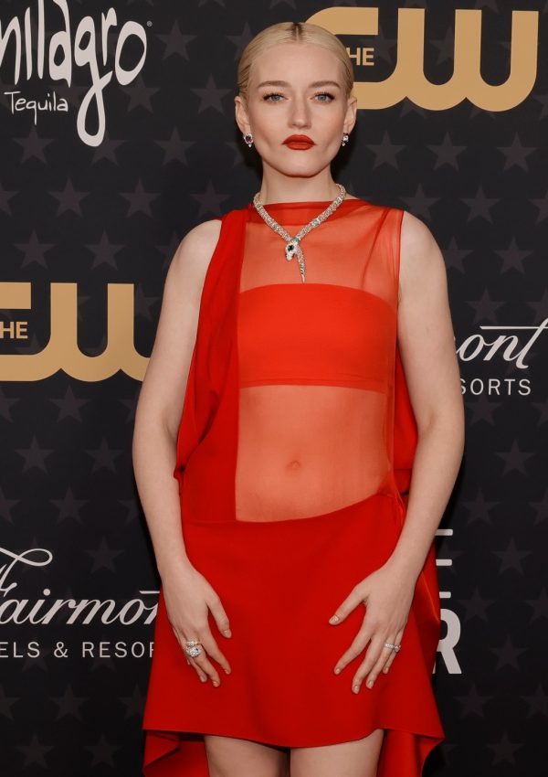 Julia Garner Rocks blonde pixie cut & crimson red lips @  Critics Choice Awards 2023