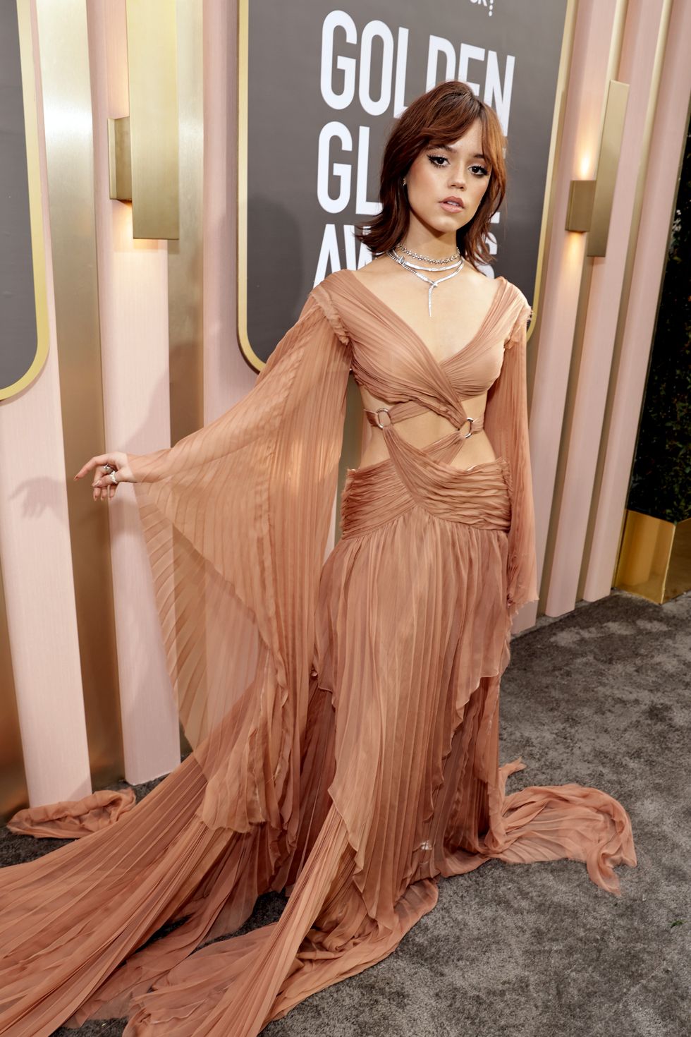 Jenna Ortega wore Gucci gown @ Golden Globe Awards 2023