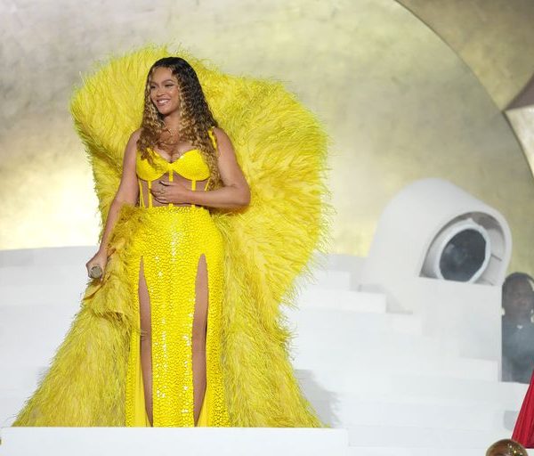 Beyonce rocks designers from Dubai & Ukrainan for Atlantis The Royal performance