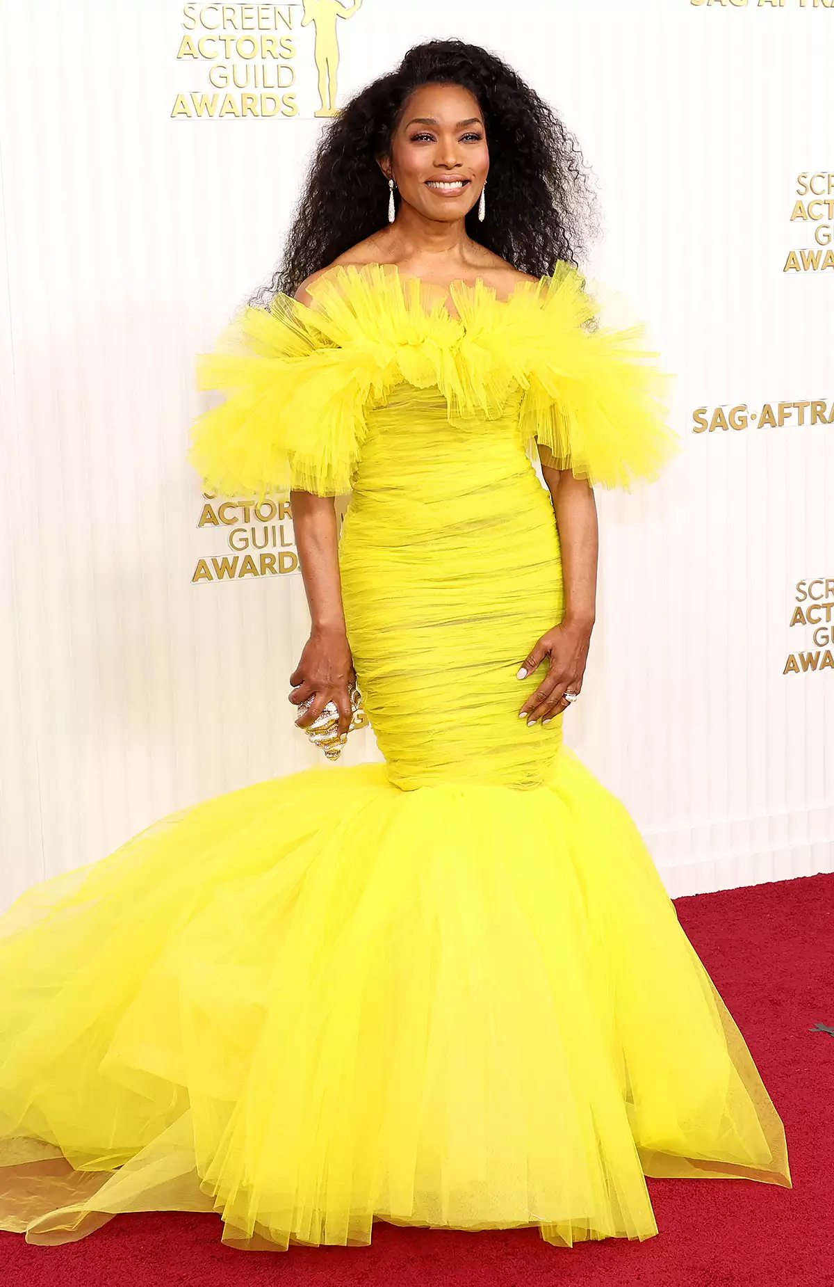 angela-bassett-wore-a-yellow-tulle-giambattista-valli-couture-gown-sag-awards-2023