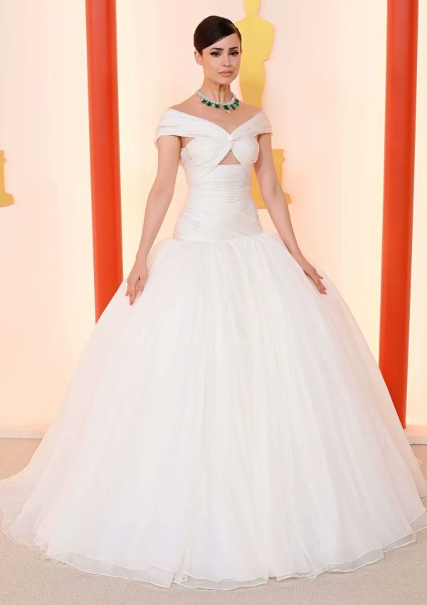 Sofia Carson Wore Giambattista Valli Haute Couture @ 2023 Oscars