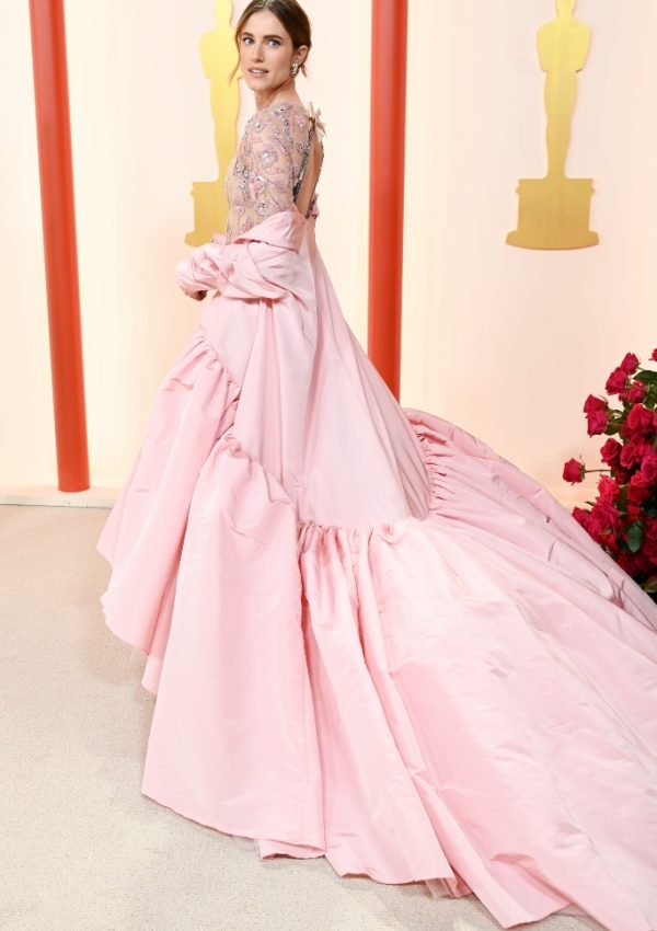 Allison Williams wore Giambattista Valli couture @ 2023 Oscars